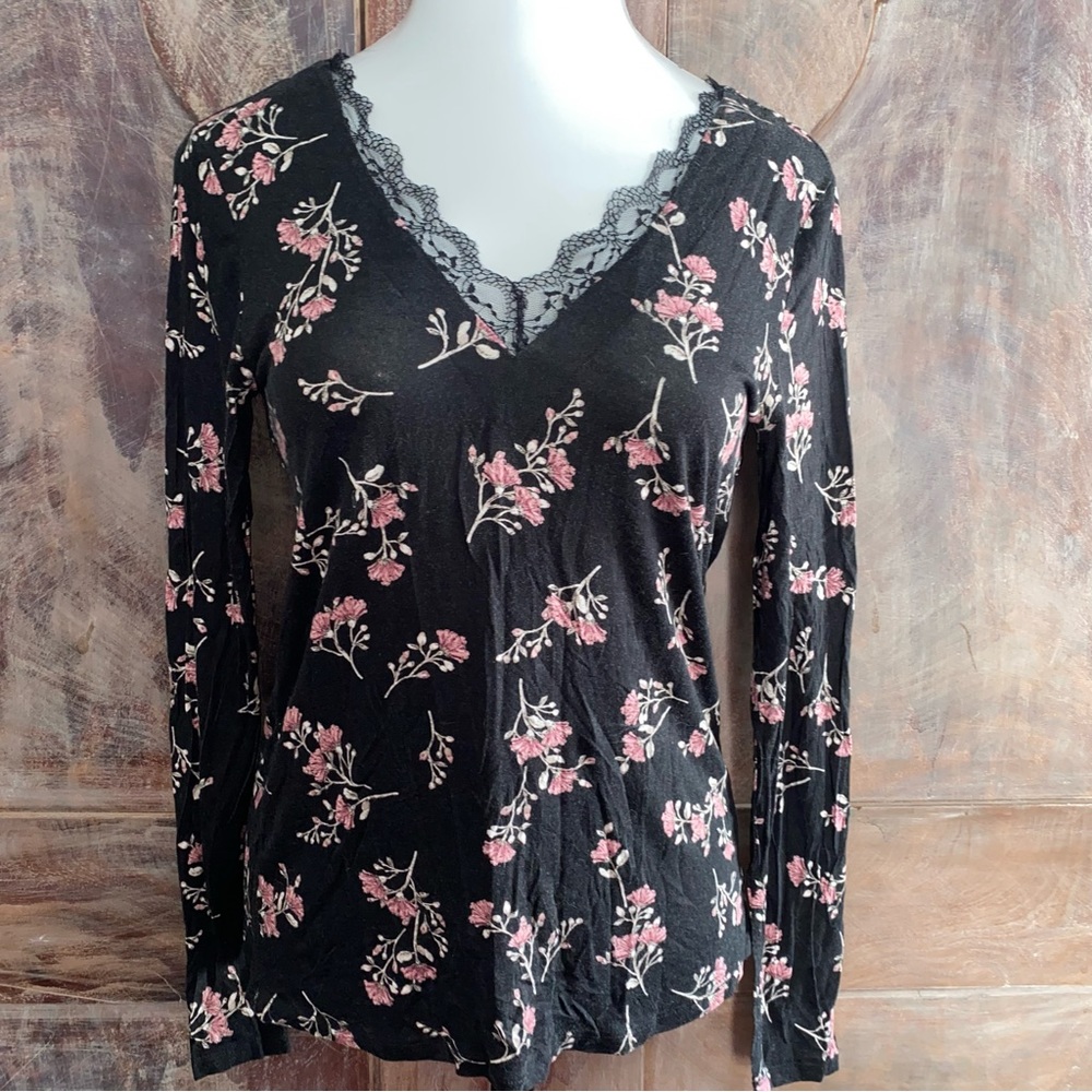 Floral print v-neck and back long sleeve shirt